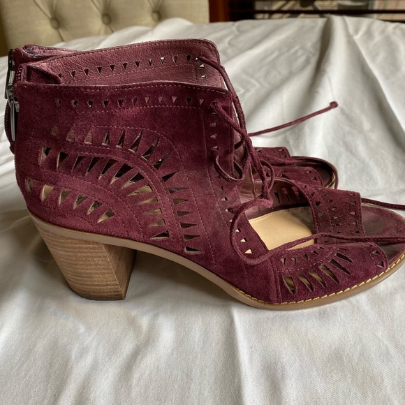Women’s lace up maroon Vince Camuto heels - Picture 2 of 3
